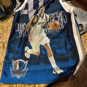 DALLAS MAVERICKS DIRK NOWITZKI Full Photo Print On Back Kids Lrg Front Stitched
